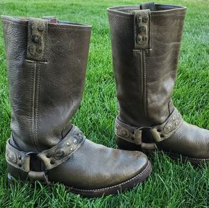 Fry moto boot  beautiful olive green color. Slightly used in great shape